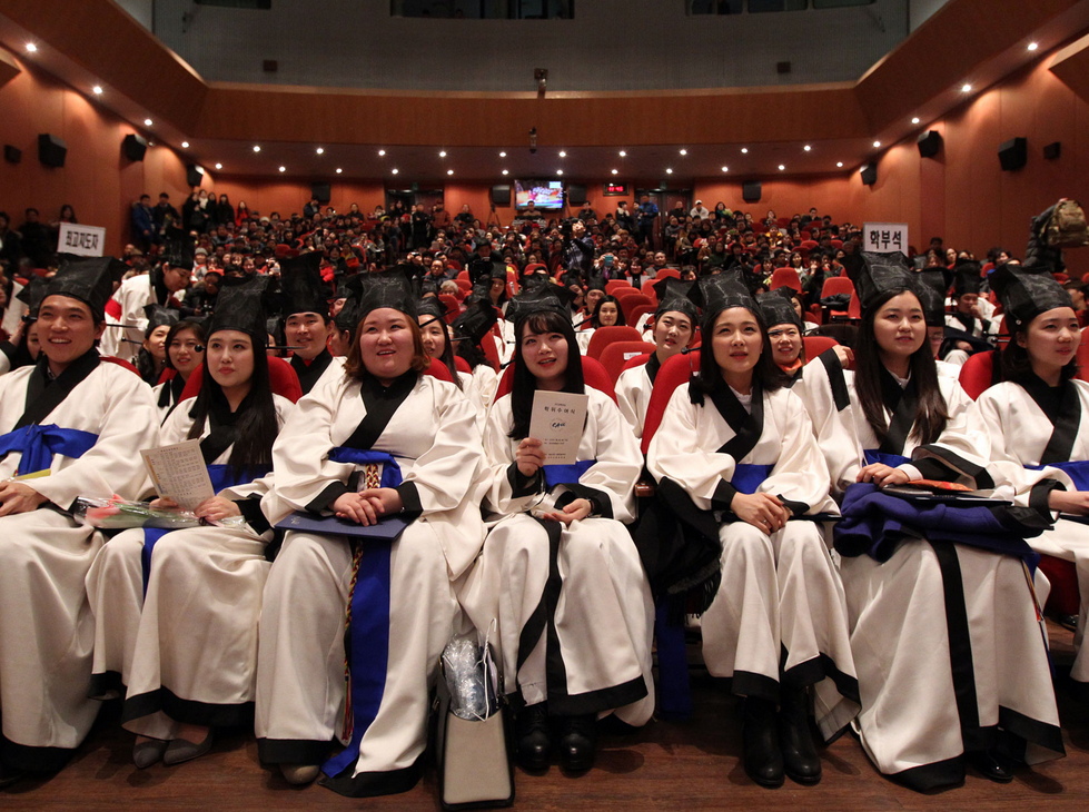 韓國大學生穿“道士服”參加畢業(yè)典禮