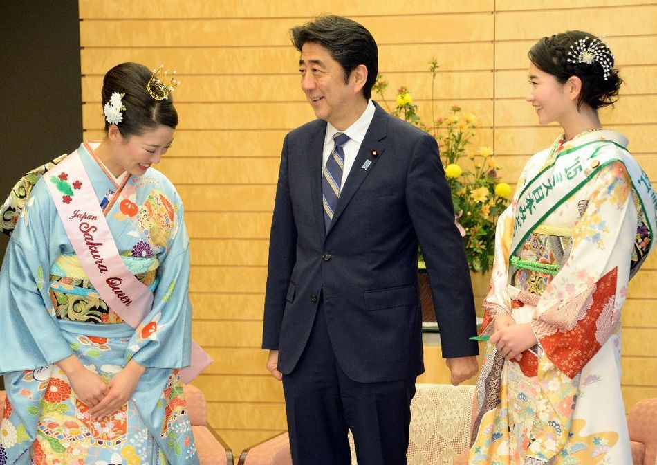 安倍接見(jiàn)日本櫻花女王、綠色女神