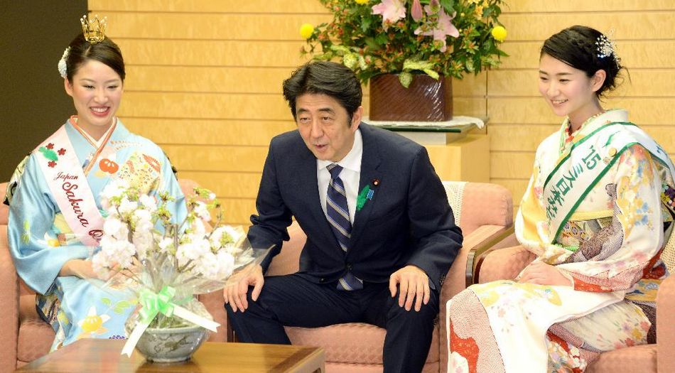 安倍接見(jiàn)日本櫻花女王、綠色女神