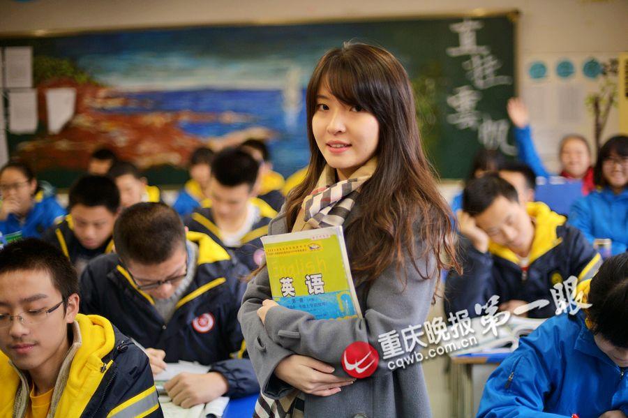 近日，這樣一條微博在網(wǎng)上流傳甚廣：“重慶八中有個最美英語老師，酷似周慧敏，北京林業(yè)大學(xué)畢業(yè)，愛自拍，愛唱歌，接地氣。在朋友圈發(fā)照片，秒回點贊者眾多，還有一些同學(xué)想對她說，大家都想回八中復(fù)讀了！”據(jù)了解，這位老師名叫范家璐，1992年出生，高中曾就讀于重慶八中。