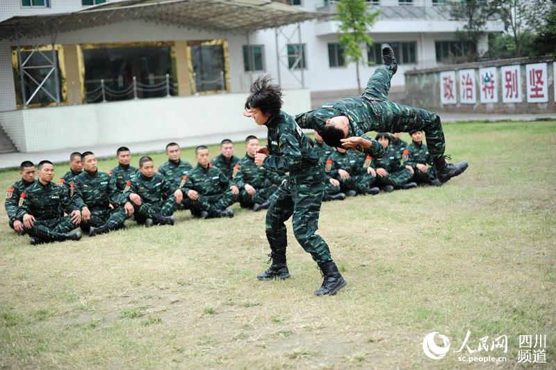 女子特警隊老兵在進行擒敵訓練。（圖片由四川武警涼山支提供）