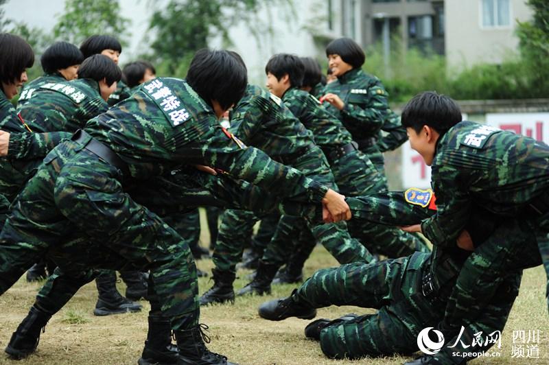 即將退伍的女兵們，訓(xùn)練場上玩的很開心。（圖片由四川武警涼山支提供）