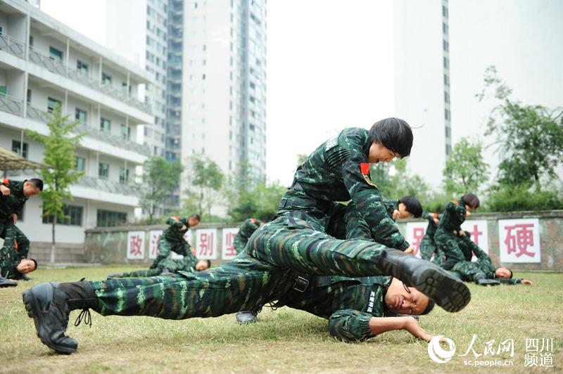 四川總隊女子特警隊老兵正在進(jìn)行擒敵訓(xùn)練。（圖片由四川武警涼山支提供）