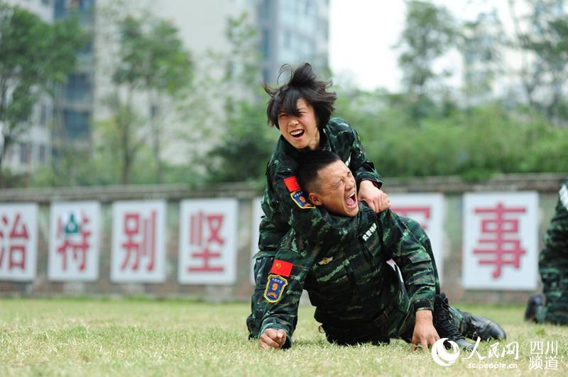 四川總隊(duì)女子特警隊(duì)老兵在進(jìn)行擒敵訓(xùn)練。（圖片由四川武警涼山支提供）