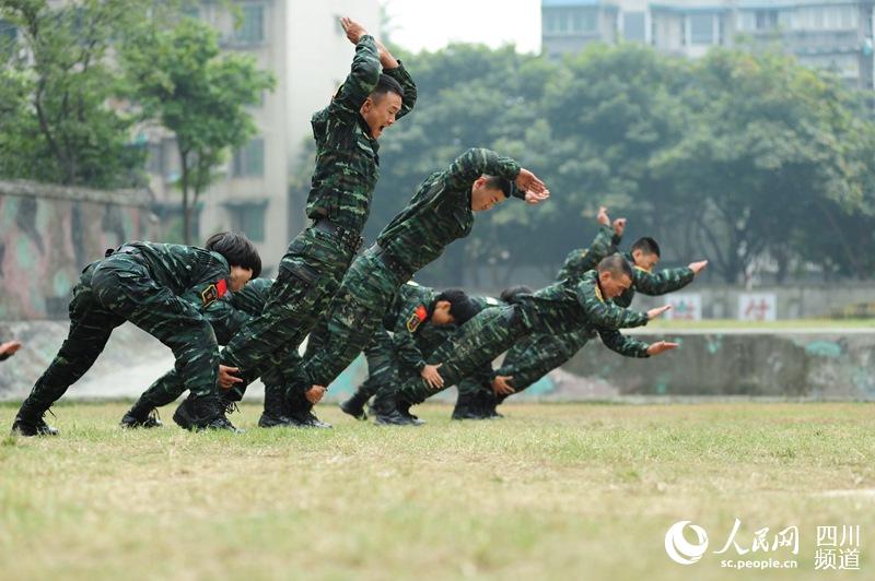 訓(xùn)練場上，與男兵一比高低。（圖片由四川武警涼山支提供）