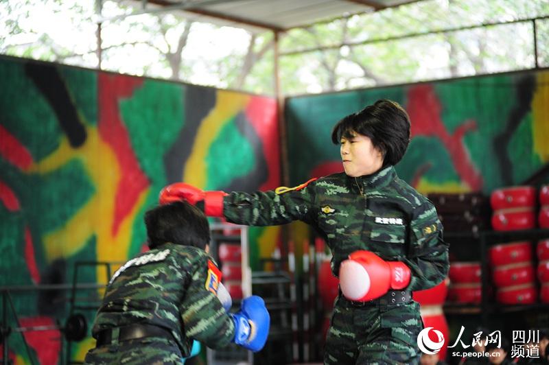 對(duì)抗賽，打出不一樣的風(fēng)采。（圖片由四川武警涼山支提供）