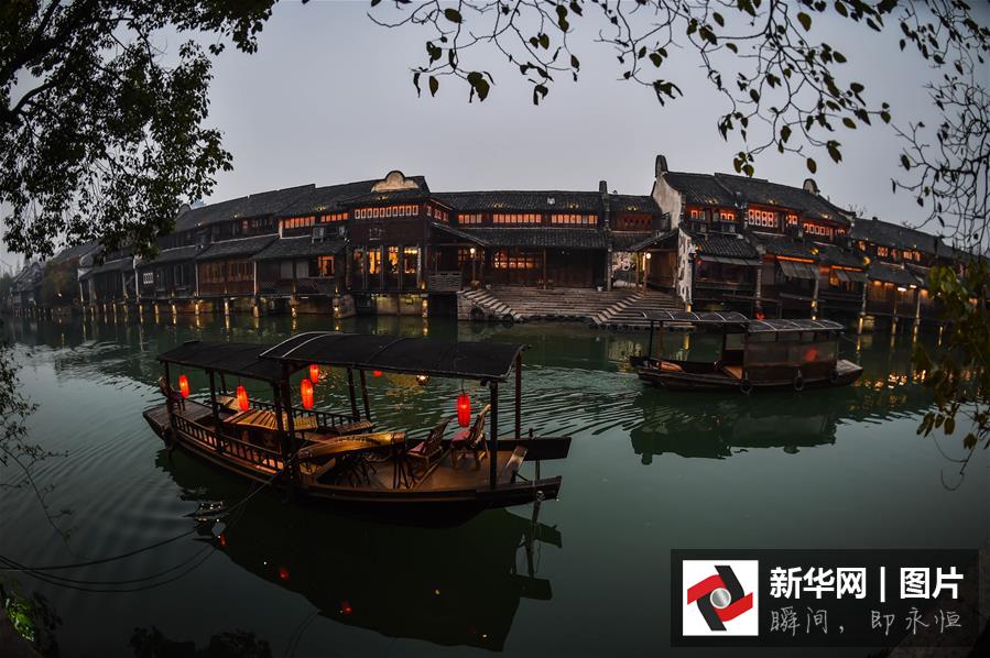 12月15日，烏鎮(zhèn)西柵呈現(xiàn)美麗的夜色。