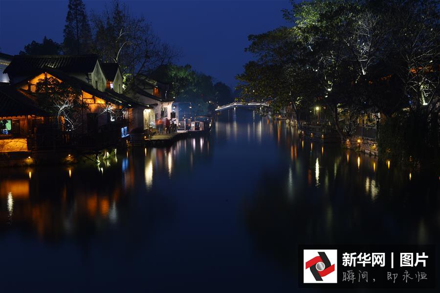 12月15日，烏鎮(zhèn)西柵呈現(xiàn)美麗的夜色。
