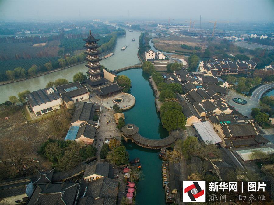 這是12月8日航拍的烏鎮(zhèn)西柵景區(qū)的古鎮(zhèn)風(fēng)貌。