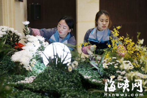 90后殯葬花藝師:鮮花裝點(diǎn)靈堂 寧靜中緬懷先人