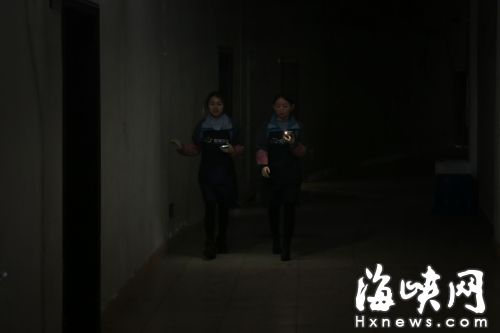 90后殯葬花藝師:鮮花裝點(diǎn)靈堂 寧靜中緬懷先人