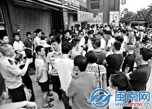 超市老板粗暴呵斥賣(mài)菜阿婆 女司機(jī)勸阻反遭威脅
