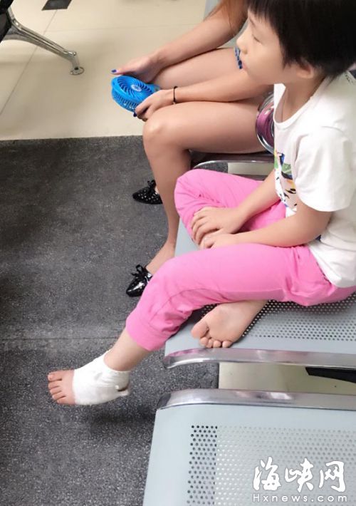  女孩至今還無法正常走路，需要人看護(hù)