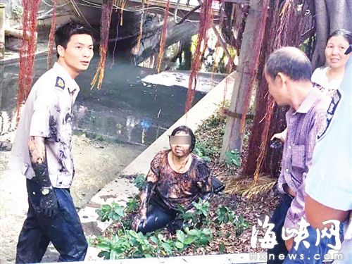  依姆被救上來，李云輝（左）已是滿身淤泥（讀者供圖）