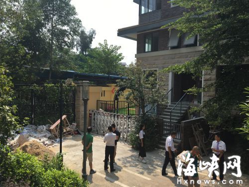 別墅院子外裝上了電子開閉門，室內(nèi)也鋪好了人造草坪