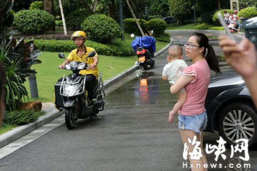 男童被撞身亡后，送外賣、快遞的電動車昨仍頻頻進入該小區(qū)
