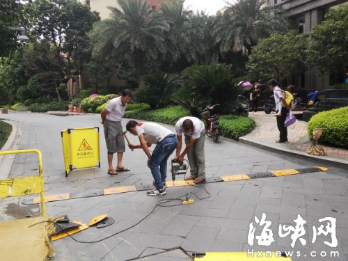男童被撞亡后，該小區(qū)開始在通道上加裝減速帶