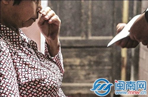 看到戶口本，阿琳一度哽咽