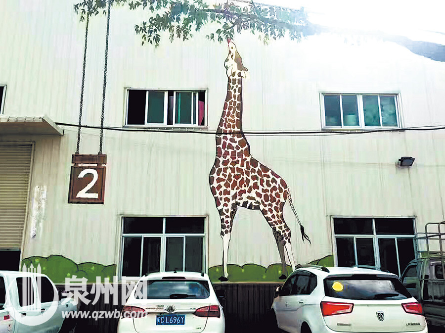近日，在晉江西園街道嶼頭社區(qū)的工業(yè)園區(qū)內，原本冰冷的工業(yè)廠房外墻被噴繪上各式各樣的3D彩繪圖案，立即搖身一變成為靚麗風景，讓人眼前一亮。