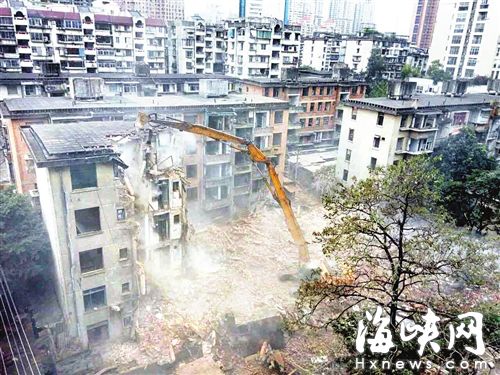因防塵措施不到位，舊的閩運公司宿舍拆遷，粉塵特別大