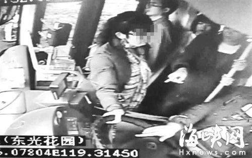 視頻監(jiān)控顯示，女乘客抓住公交車方向盤