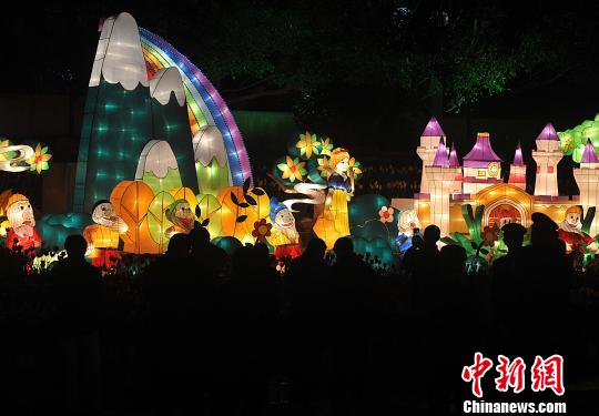 2月7日晚，福州市民在觀賞白雪公主和七個小矮人彩燈?！埍蟆z