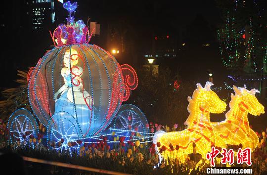 2月7日晚，福州溫泉公園白雪公主彩坐馬車彩燈吸引了眾多市民前來觀賞?！埍蟆z