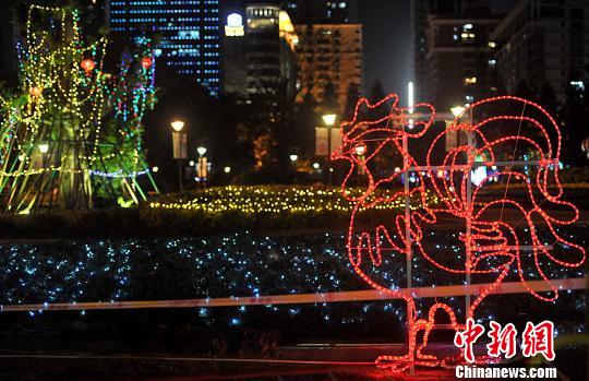 2月7日晚，福州溫泉公園里各種彩燈將公園裝扮的流光溢彩?！埍蟆z