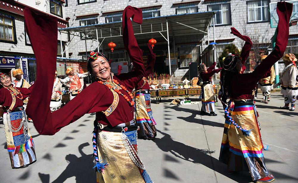 2月27日，拉薩市城關區(qū)阿壩林卡社區(qū)老年文藝隊表演舞蹈。