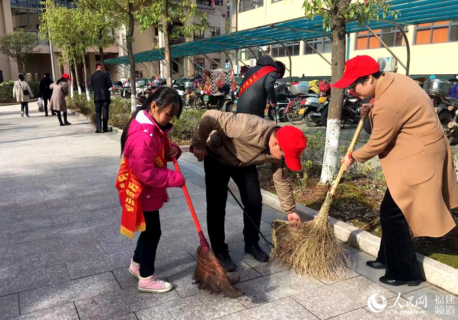   “學(xué)雷鋒”：邵武市通泰街道三里亭社區(qū)等舉辦“弘揚雷鋒精神 爭做時代新人”活動。楊若涵攝